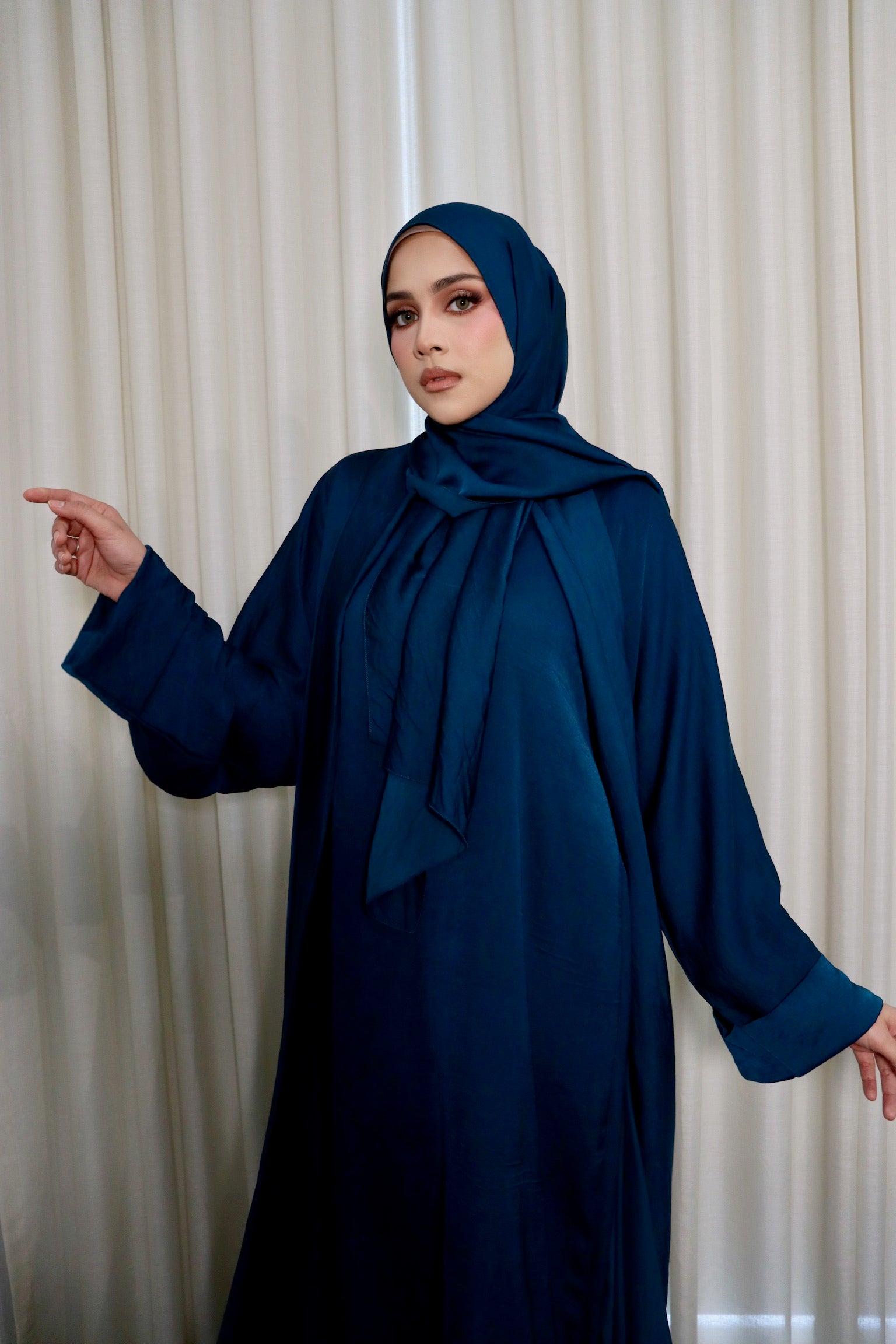 INAIA Luxe Abaya Set